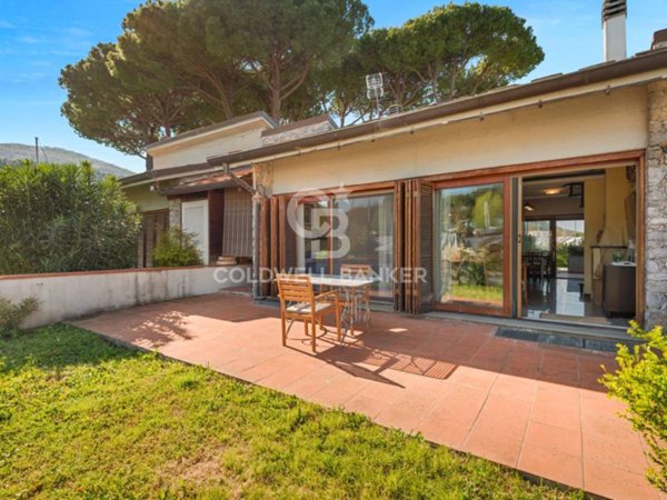 casa indipendente in vendita ad Ameglia in zona Fiumaretta