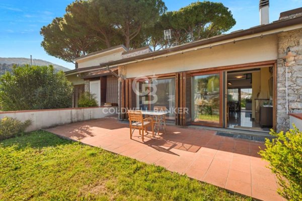 casa indipendente in vendita ad Ameglia in zona Fiumaretta