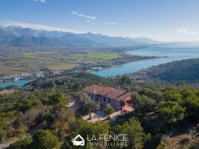 casa indipendente in vendita ad Ameglia in zona Montemarcello