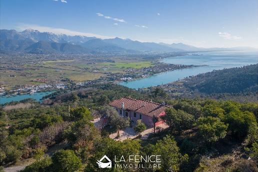 casa indipendente in vendita ad Ameglia in zona Montemarcello