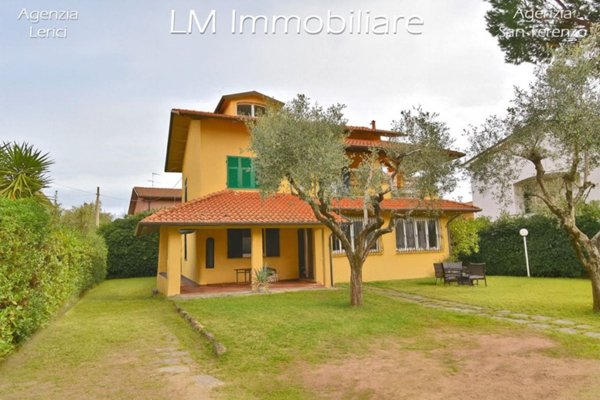 casa indipendente in vendita ad Ameglia in zona Fiumaretta