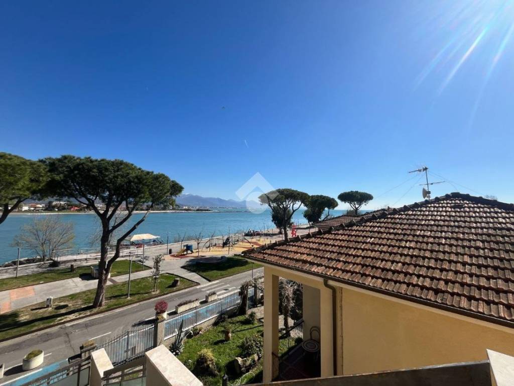 appartamento in vendita ad Ameglia in zona Bocca di Magra