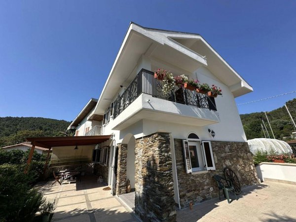 casa indipendente in vendita ad Ameglia in zona Bocca di Magra