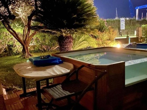 casa indipendente in vendita ad Ameglia in zona Bocca di Magra