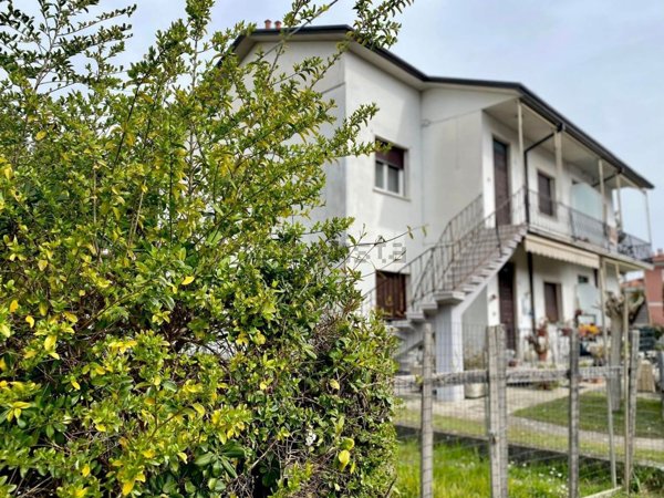 appartamento in vendita ad Ameglia in zona Fiumaretta