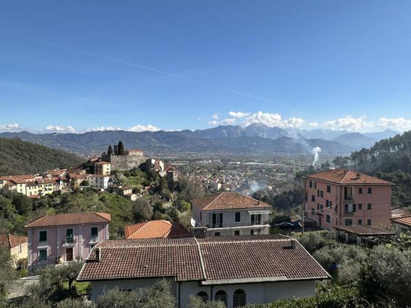 casa indipendente in vendita ad Ameglia in zona Montemarcello