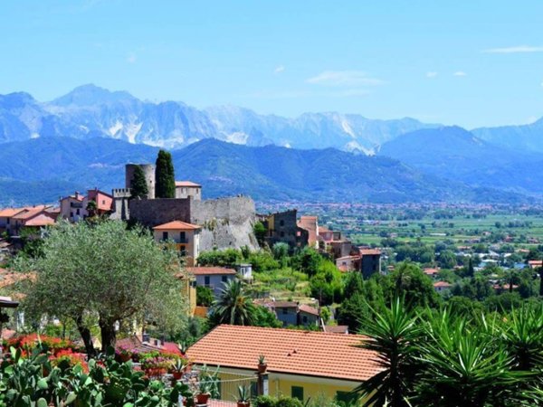 casa indipendente in vendita ad Ameglia in zona Montemarcello