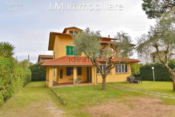 casa indipendente in vendita ad Ameglia in zona Fiumaretta