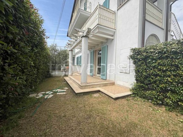 appartamento in vendita ad Ameglia in zona Fiumaretta