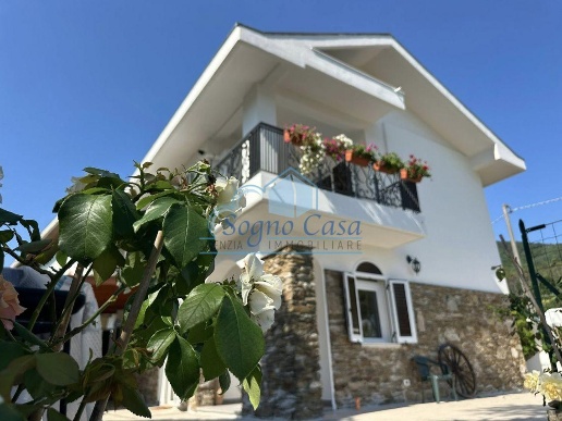 casa indipendente in vendita ad Ameglia in zona Bocca di Magra