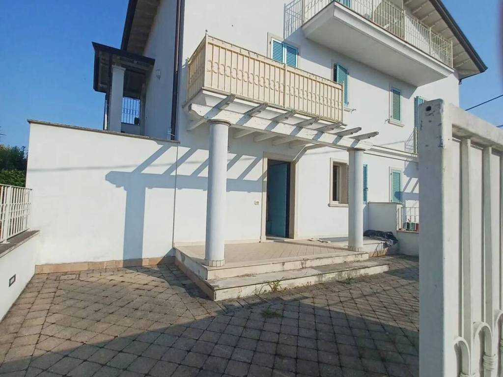 casa indipendente in vendita ad Ameglia in zona Fiumaretta