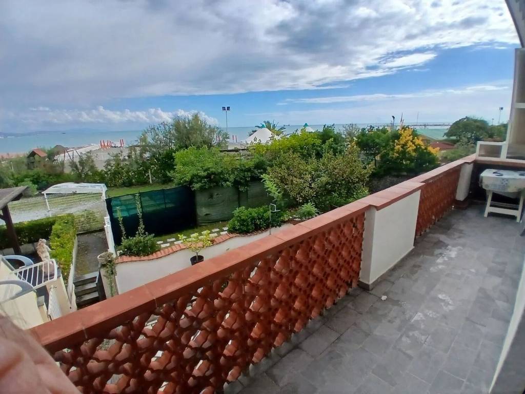 appartamento in vendita ad Ameglia in zona Fiumaretta