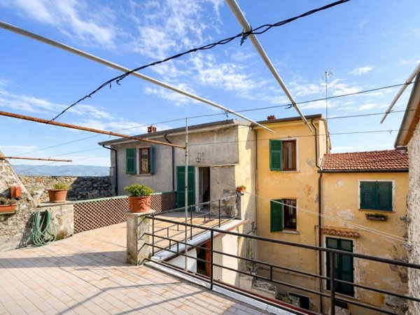 casa indipendente in vendita ad Ameglia in zona Montemarcello