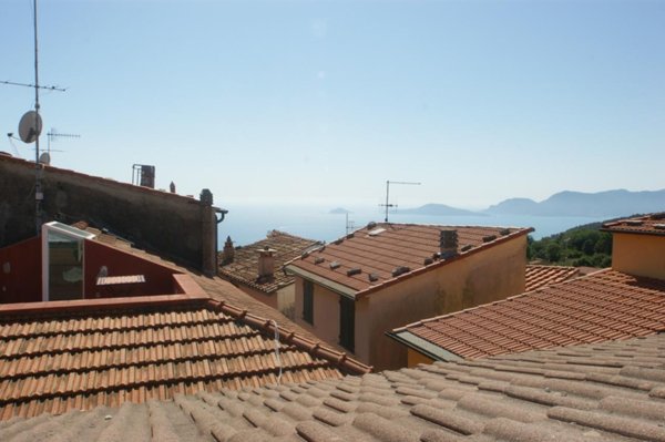 casa indipendente in vendita ad Ameglia in zona Montemarcello