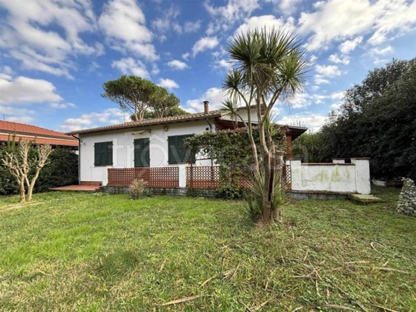 casa indipendente in vendita ad Ameglia