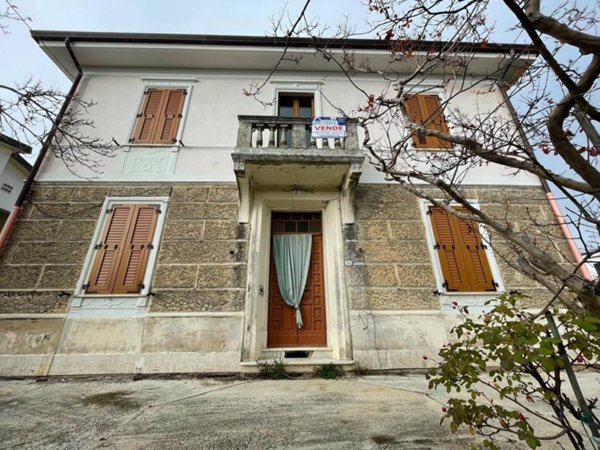 casa indipendente in vendita ad Ameglia in zona Montemarcello