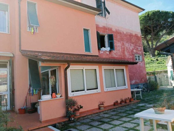 casa indipendente in vendita ad Ameglia in zona Bocca di Magra