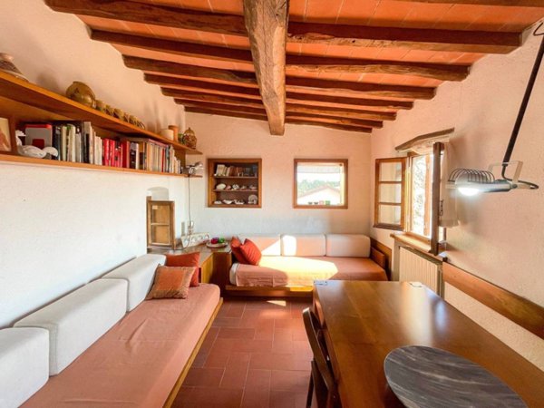 casa indipendente in vendita ad Ameglia in zona Montemarcello