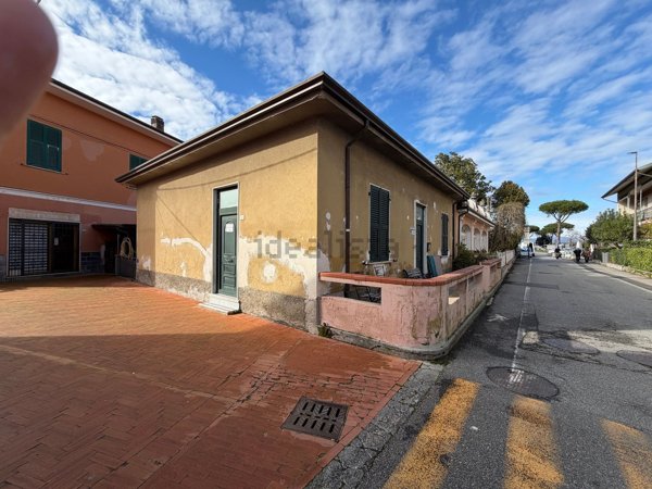 casa indipendente in vendita ad Ameglia in zona Bocca di Magra