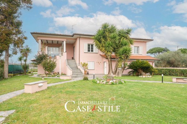 casa indipendente in vendita ad Ameglia in zona Bocca di Magra