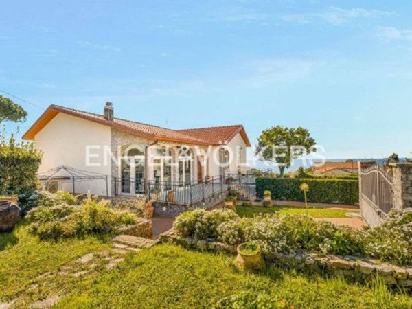 casa indipendente in vendita ad Ameglia in zona Montemarcello