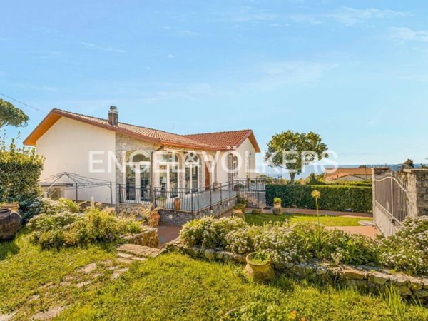 casa indipendente in vendita ad Ameglia in zona Montemarcello