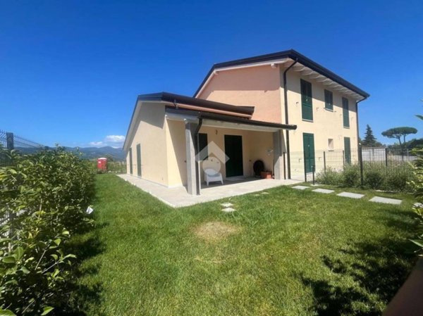 casa indipendente in vendita ad Ameglia in zona Fiumaretta