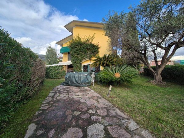 casa indipendente in vendita ad Ameglia in zona Bocca di Magra