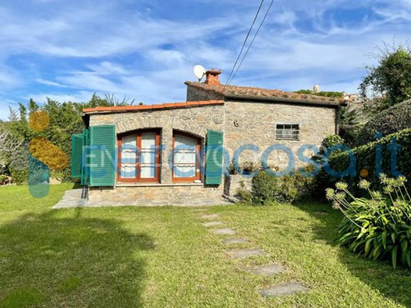 casa indipendente in vendita ad Ameglia in zona Montemarcello