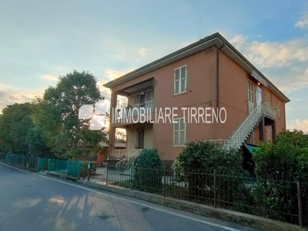 intera palazzina in vendita ad Ameglia in zona Fiumaretta