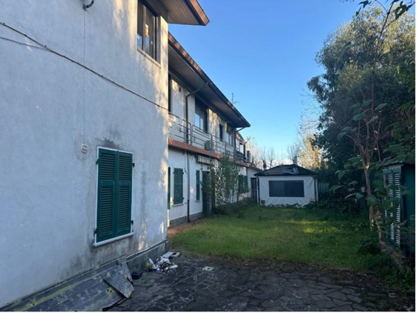 negozio in vendita ad Ameglia in zona Fiumaretta