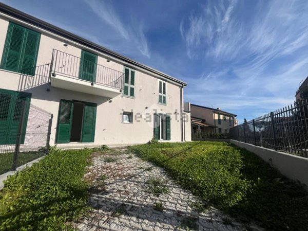 appartamento in vendita ad Ameglia in zona Fiumaretta