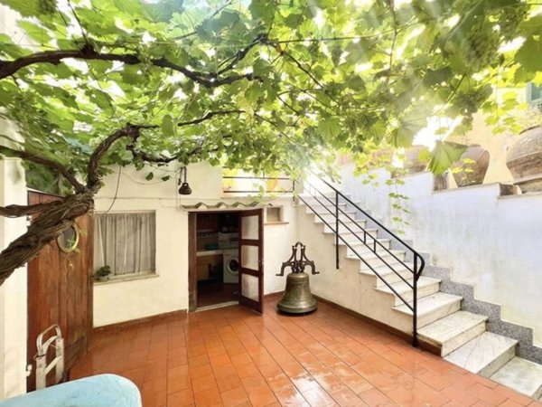 casa indipendente in vendita ad Ameglia in zona Montemarcello