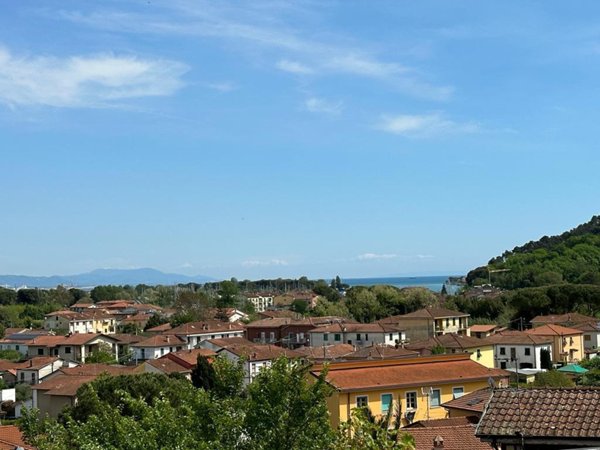 appartamento in vendita ad Ameglia in zona Fiumaretta