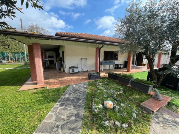 casa indipendente in vendita ad Ameglia in zona Bocca di Magra