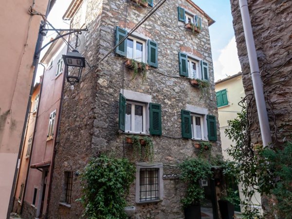 casa indipendente in vendita ad Ameglia in zona Montemarcello