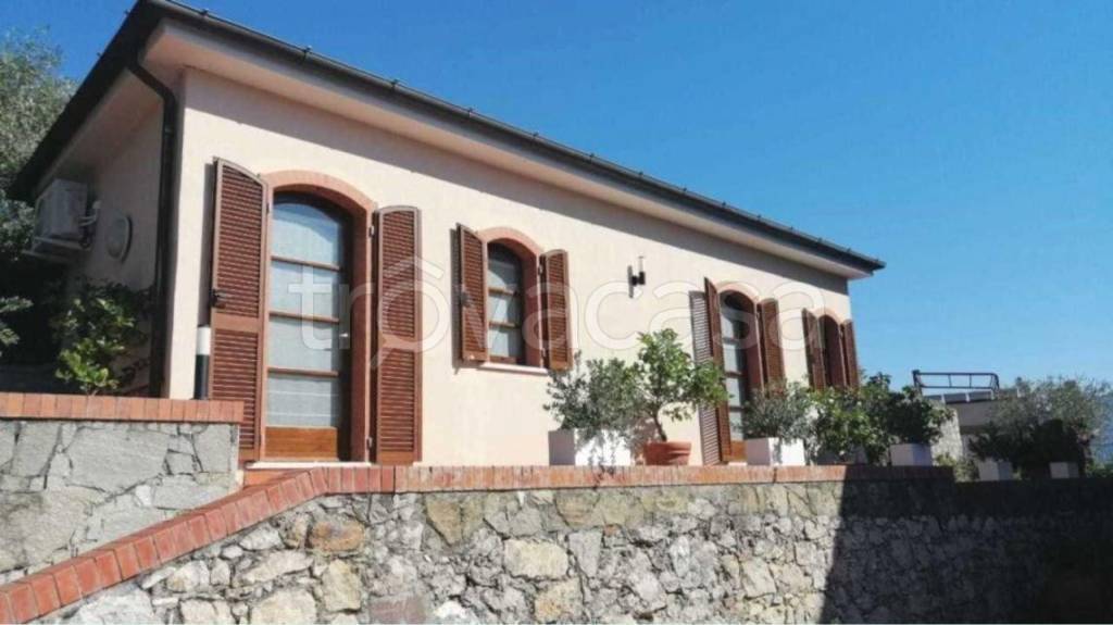 casa indipendente in vendita ad Ameglia in zona Bocca di Magra