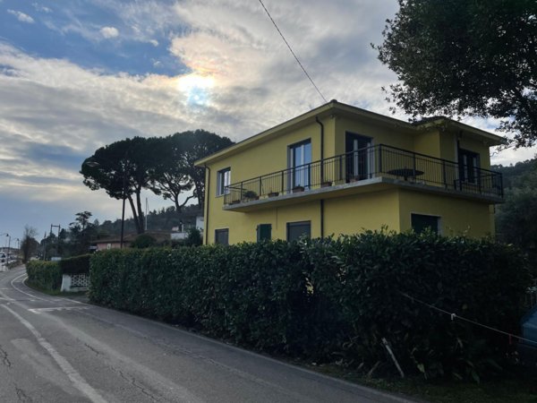 casa indipendente in vendita ad Ameglia in zona Bocca di Magra