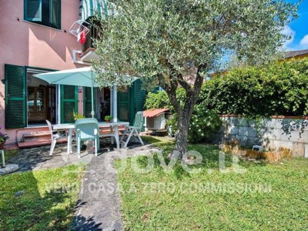 casa indipendente in vendita ad Ameglia in zona Bocca di Magra