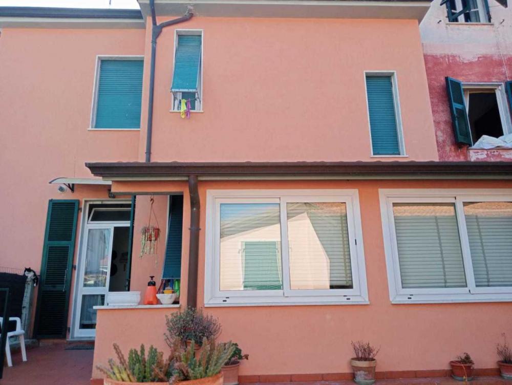 casa indipendente in vendita ad Ameglia in zona Bocca di Magra