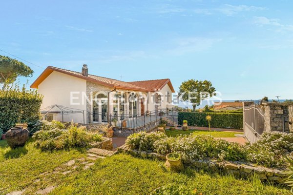 casa indipendente in vendita ad Ameglia in zona Montemarcello