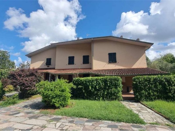 casa indipendente in vendita ad Ameglia in zona Bocca di Magra