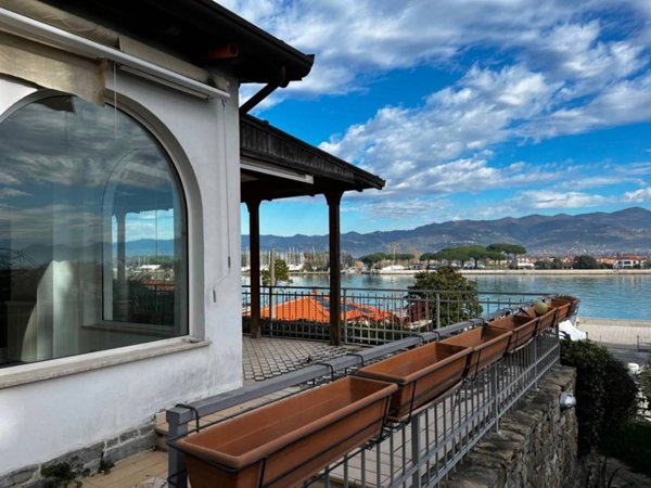 casa indipendente in vendita ad Ameglia in zona Bocca di Magra