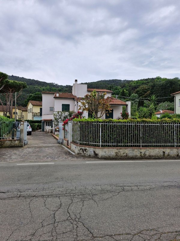 casa indipendente in vendita ad Ameglia