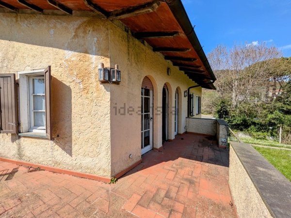 casa indipendente in vendita ad Ameglia in zona Bocca di Magra