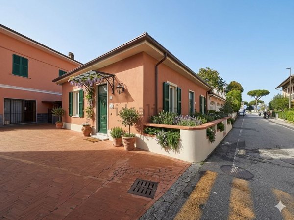 casa indipendente in vendita ad Ameglia in zona Bocca di Magra