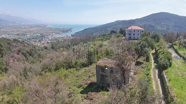 villa in vendita ad Ameglia in zona Montemarcello