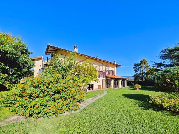 casa indipendente in vendita ad Ameglia in zona Fiumaretta