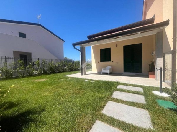 casa indipendente in vendita ad Ameglia in zona Bocca di Magra