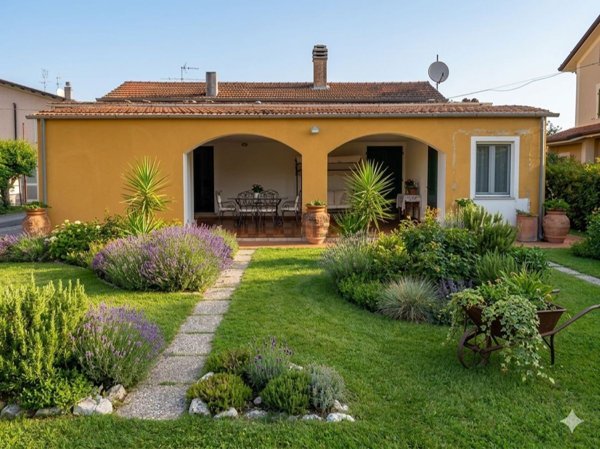 casa indipendente in vendita ad Ameglia in zona Bocca di Magra